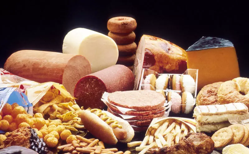 Những thực phẩm chứa chất béo là sản phẩm cần tránh ăn trước khi đá bóng